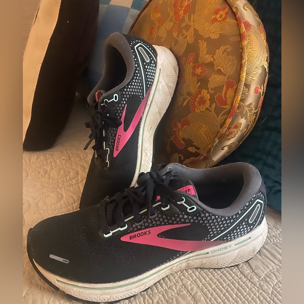 Brooks tennis shoes.